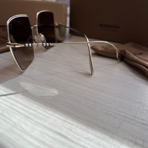 Authentic Burberry sunglasses - Picture 4 of 8